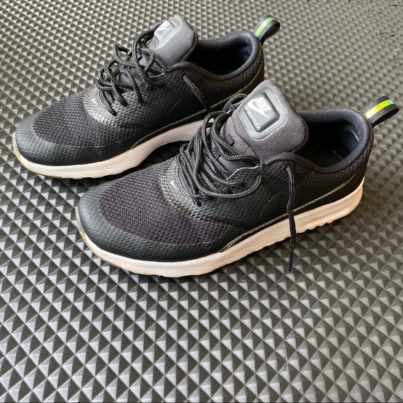 nike air max thea womens black and white